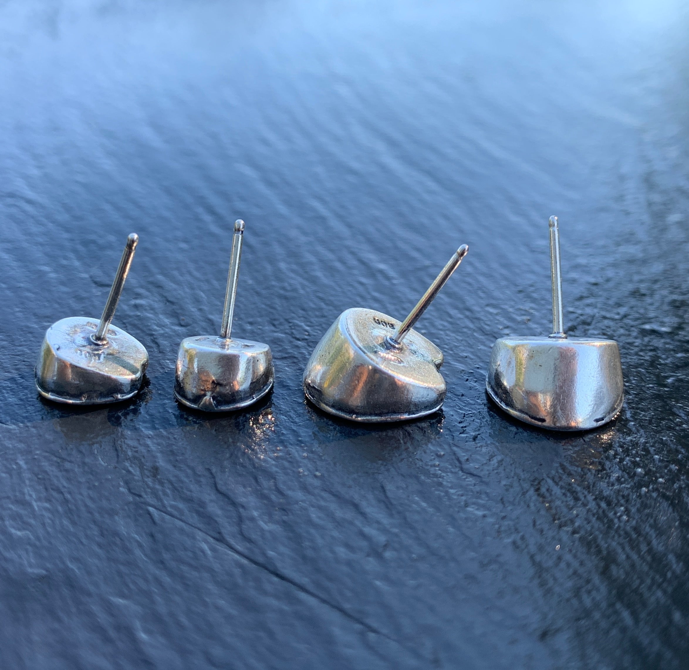Sterling Hoofprints Post Earrings in Pony Size
